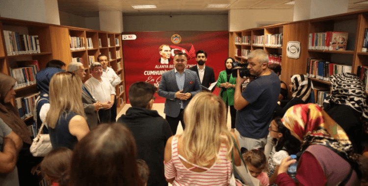 Kütüphanede en çok kitap okuyan 100 kişiye 100 kitap verildi