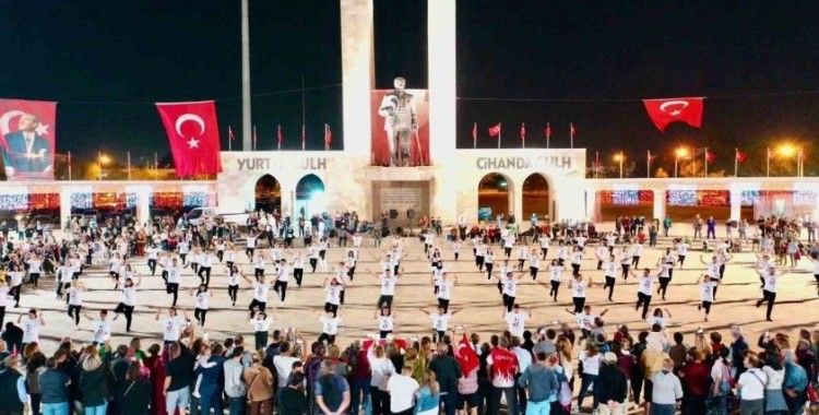 Cumhuriyetin 100. Yılında Didim’de 100 kişiyle Zeybek gösterisi
