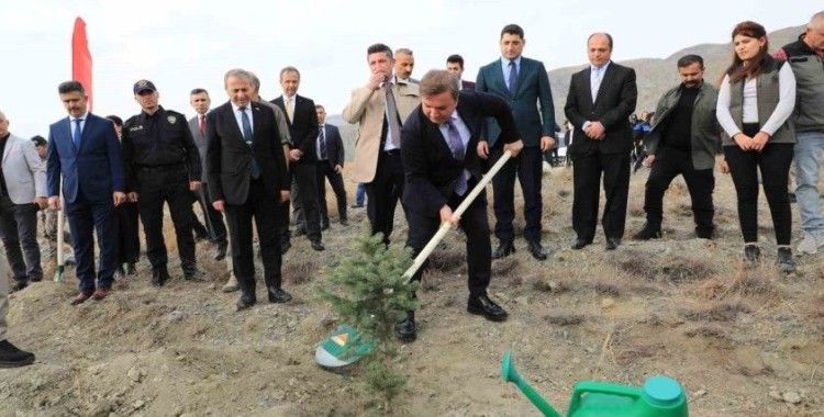Cumhuriyetin 100’ncü yılında 100 fidan toprakla buluştu
