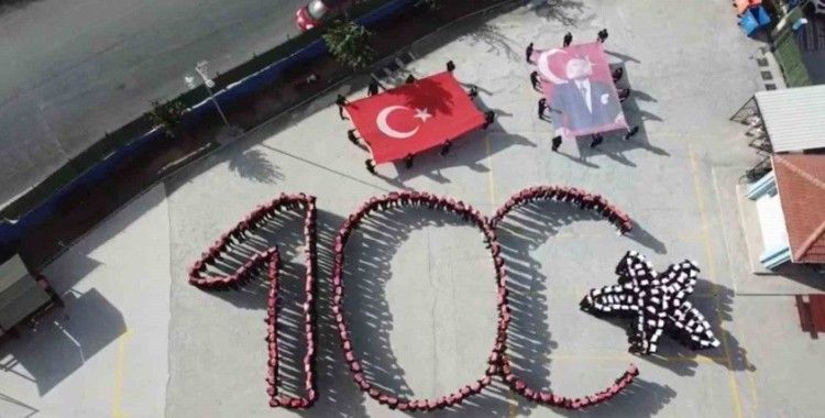 Sultangazi’de lise öğrencilerinden 100’üncü yıla özel koreografi
