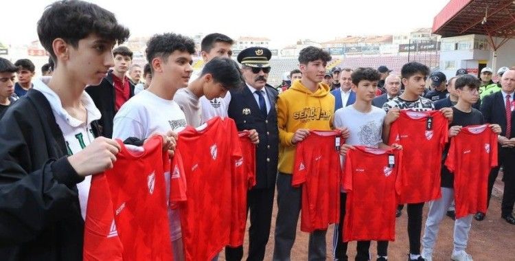 Boluspor maçı öncesinde Bolu emniyeti 100. yıla özel 100 forma dağıttı
