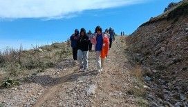 Gediz’de öğrenciler 100. yıl anısına Akdağ zirvesine bayrak astılar

