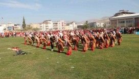 Cumhuriyet’in 100’üncü yılında 100 öğretmen zeybek oynadı
