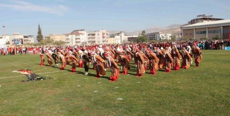 Cumhuriyet’in 100’üncü yılında 100 öğretmen zeybek oynadı
