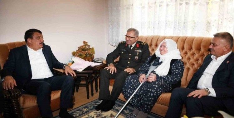 Gürkan asırlık çınarlarla bir araya geldi
