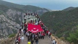 Kazdağları Cam Seyir Terasında 100. Yılda 100 Gençle Doğa Yürüyüşü etkinliği yapıldı
