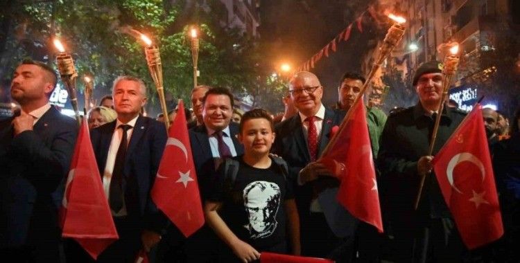 Manisa’da 100. yıl coşkusu fener alayı ve konserle taçlandı
