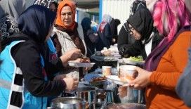 Depremzede kadınlar el işi ürünlerini satarak Filistin’e destek kampanyasına katıldı
