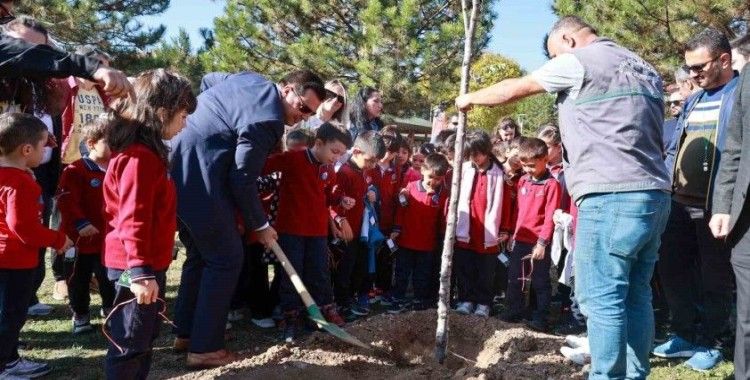 Uşak’ta her mahalleye en az 100 fidan dikilecek
