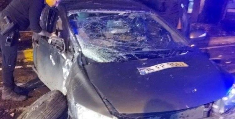 Kontrolden çıkan otomobil ağaca çarptı: 3 yaralı
