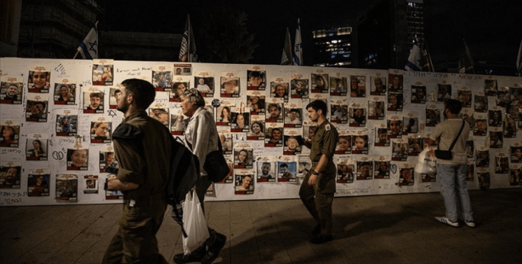 Gazze'deki İsrailli esirlerin aileleri, esir takası talebiyle Tel Aviv'den Batı Kudüs'e yürüyor