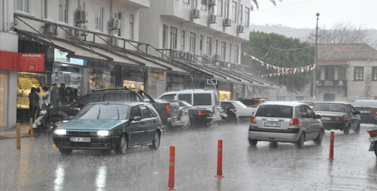 Mersin'de sağanak etkili oluyor