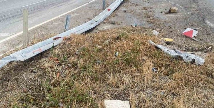 Afyonkarahisar’da otomobil refüje çarparak devrildi: 2 ölü, 1 yaralı