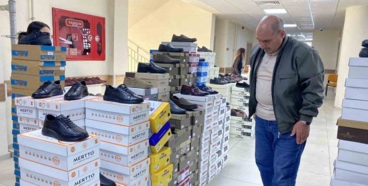 Bu hayır çarşısında ayakkabı ve çantalar satışa çıktı
