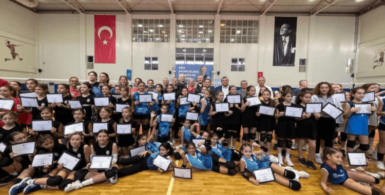Voleybol Şenliği’nde 800 çocuk buluştu
