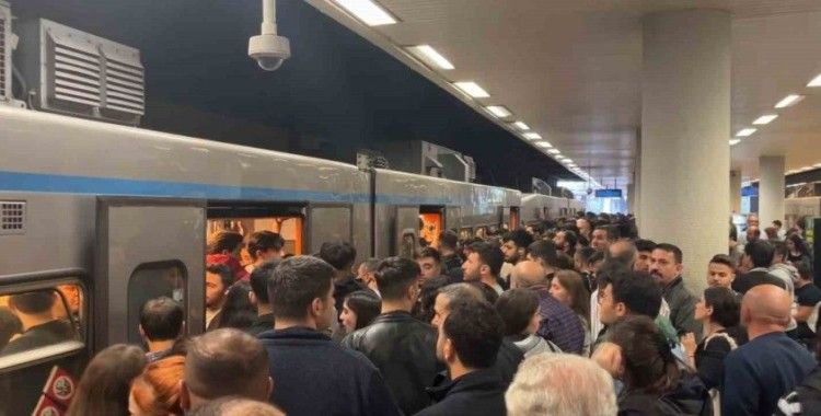 İstanbul’da gelmeyen metrolar ve yürümeyen merdivenler vatandaşları çileden çıkardı
