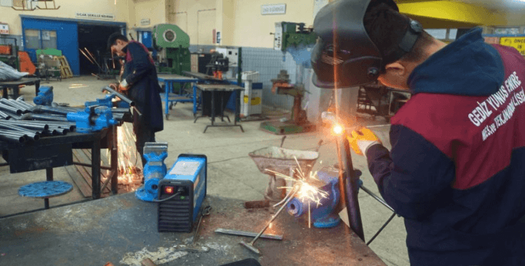 Gediz’de öğrenciler belediye için bank üretiyor