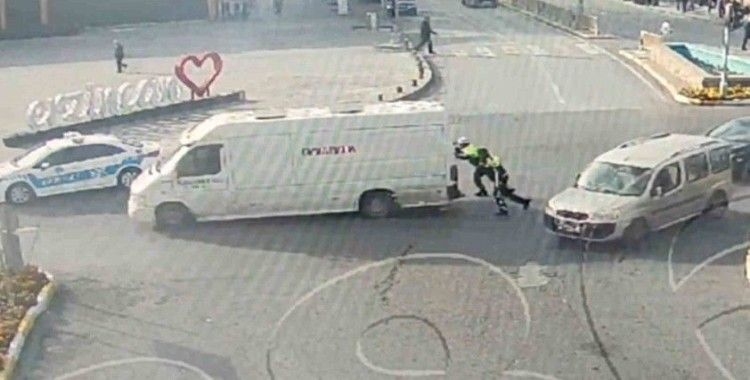 Erzincan’da trafik polisleri arızalanan aracı yolda bırakmadı
