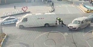Erzincan’da trafik polisleri arızalanan aracı yolda bırakmadı
