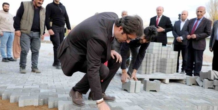 Kaymakam Karaloğlu parke taşı döşeyip asfalt makinesini kullandı