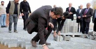 Kaymakam Karaloğlu parke taşı döşeyip asfalt makinesini kullandı
