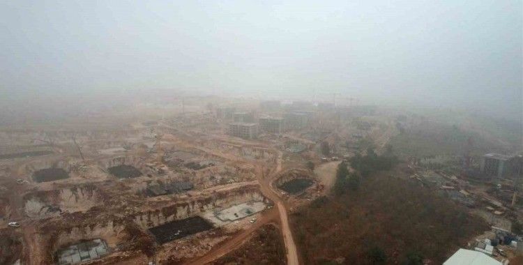 Yükselen kalıcı konutlar yoğun siste kayboldu
