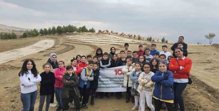 Elazığ’da öğrenciler, Cumhuriyet’in 100. yılında 100 fidan dikti

