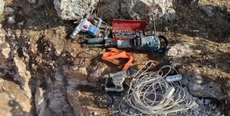 Kaçak kazı yapan 10 şahsı jandarma suçüstü yakaladı
