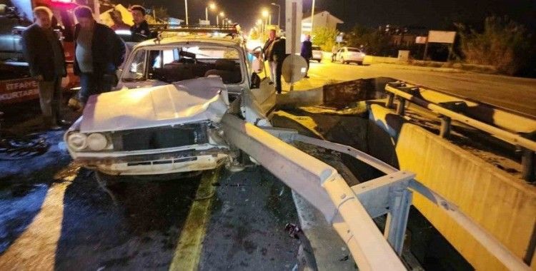 Bariyer otomobile ok gibi saplandı, yaralanan sürücü hastaneye kaldırıldı
