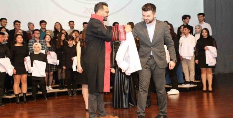 Diş hekimi adayları beyaz önlük giydi

