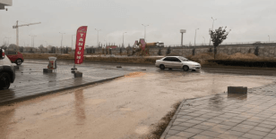 Çukur ve çamurla kaplı yollarının yapılmasını istiyorlar