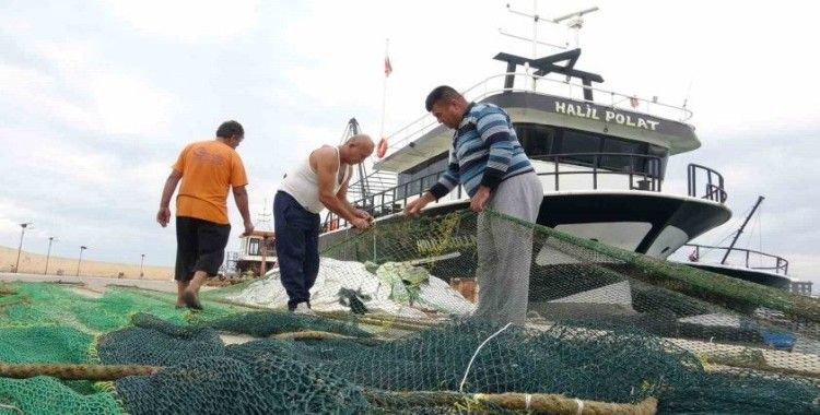 Akdeniz’de fırtına beklentisi: Tekneler kıyıya yanaştı, ağ bakımları başladı
