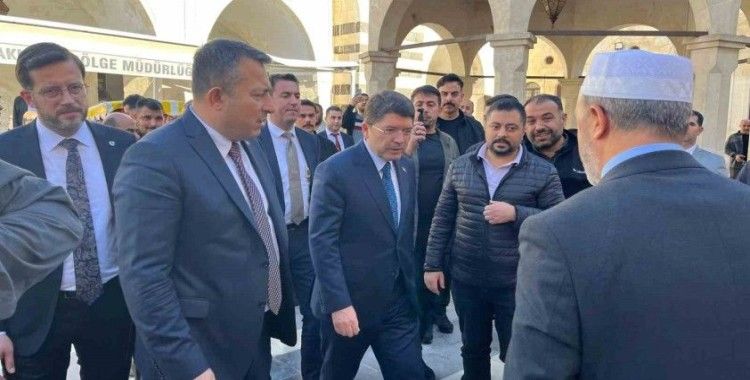 Bakan Tunç, Kilis’te esnaf ziyareti yaptı, vatandaşlarla cuma namazı kıldı
