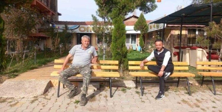 Mahalle Muhtarından her evin önüne oturma bankı
