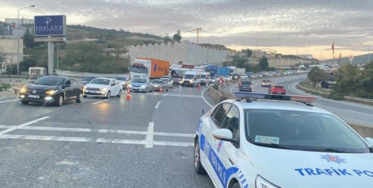 D-100'de seyir halindeki tırın üzerinden konteyner düştü