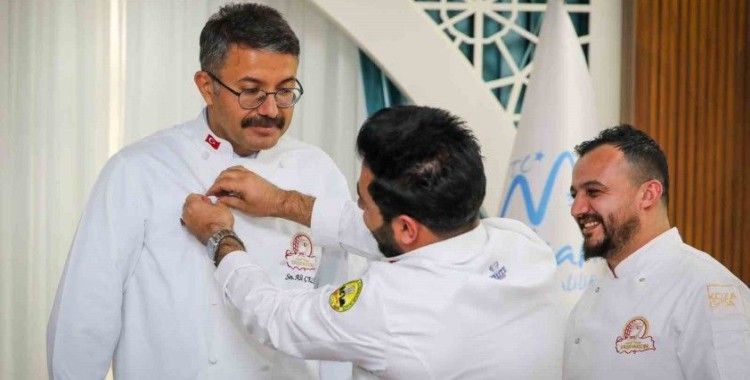 Vali Çelik’e "Şef önlüğü takdim ettiler"
