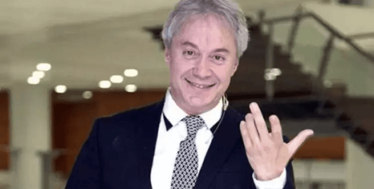 Yazar, tiyatrocu ve sunucu Metin Uca hayatını kaybetti