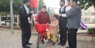 Şanlıurfalı çocuğun Gazze için satışa çıkarttığı bisikletini satın alıp kendisine hediye etti
