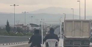 Plastik sandalyede yolculuk keyfi
