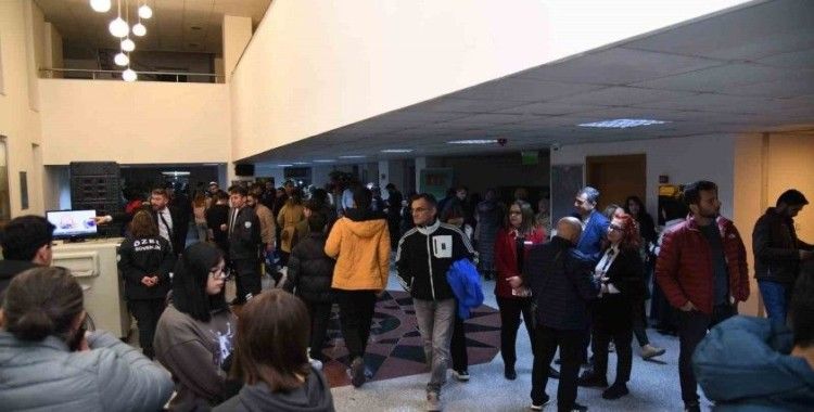 Pursaklar’da “Siyahlı Kadın” tiyatro oyunu kapalı gişe oynandı
