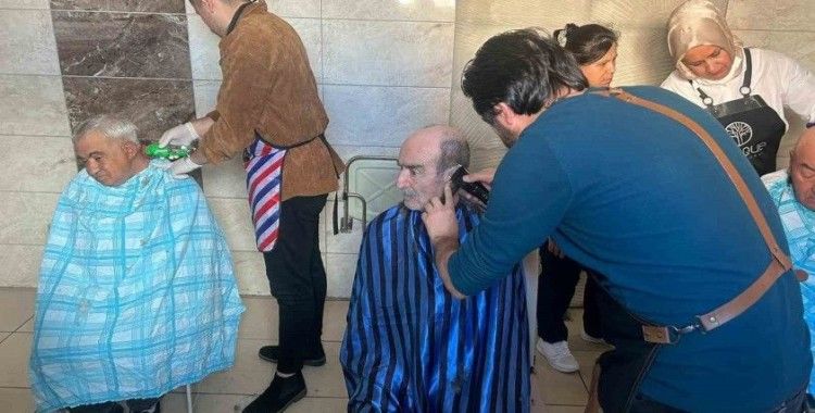 Engelsiz yaşam merkezinde gönüllü saç kesimi ve bakımı yaptılar
