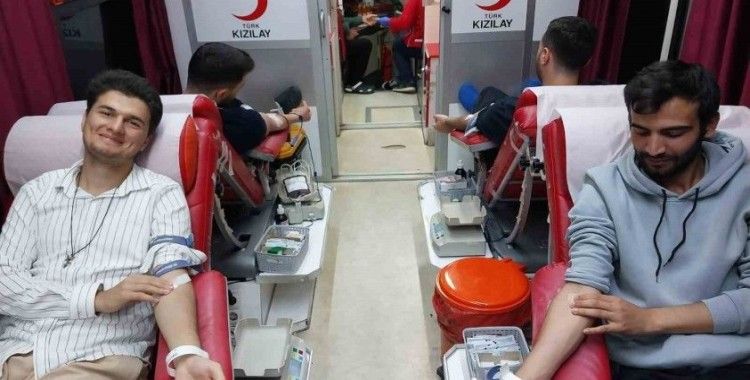 Gençler kan bağışı yaptı

