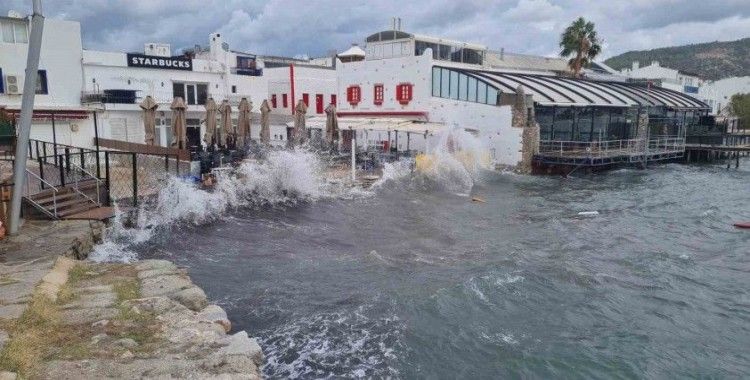 Yollar, dakikalar içerisinde dereye döndü
