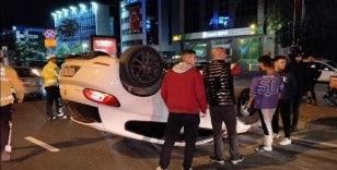 Kadıköy’de makas atan araç takla atarak motosikletin üzerine düştü: 1 ağır yaralı
