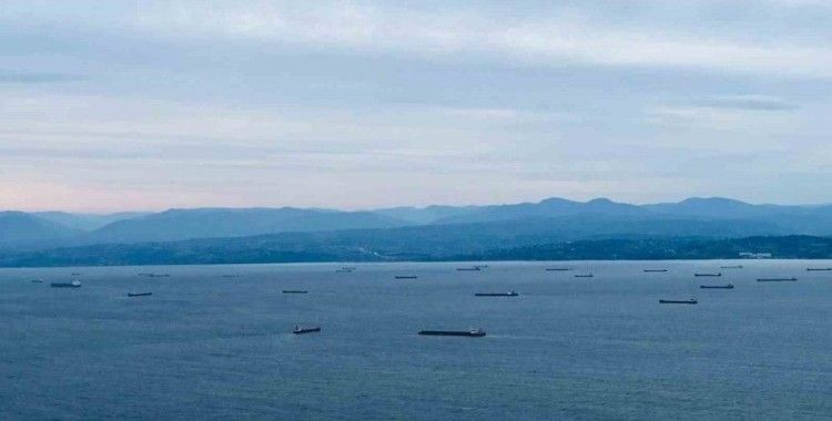 Fırtınadan kaçan gemiler limana sığındı
