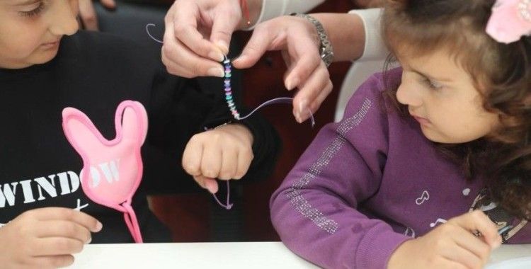 Çocuklar takılarını kendileri yaptı
