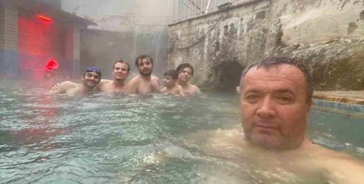 Kaplıcalarda kar yağışına rağmen açık havuzu tercih ettiler
