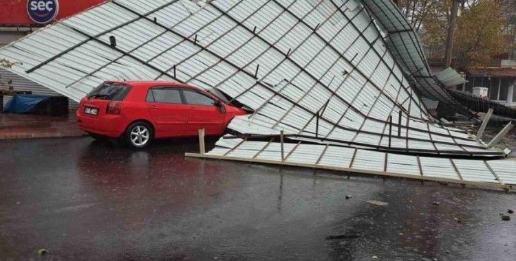 Çatılara araçlar üzerine düştü, binalardan taş yağdı
