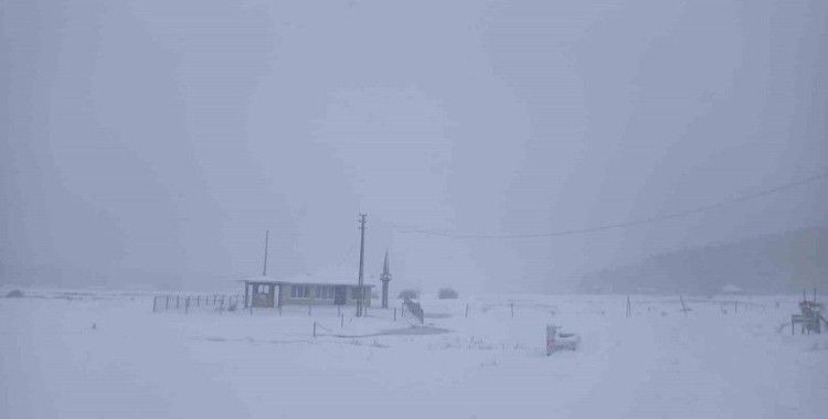 Yalova Delmece Yaylası’na mevsimin ilk karı yağdı
