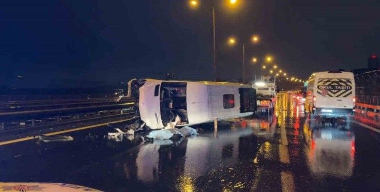 Bağcılar’da minibüs bariyerlere çarpıp devrildi: 1 ölü, 1 yaralı
